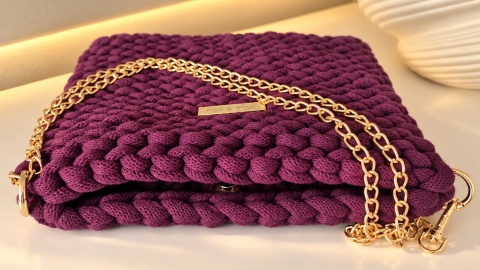 fioletowo-burgundowa kopertówka handmade z łańcuszkiem złotym